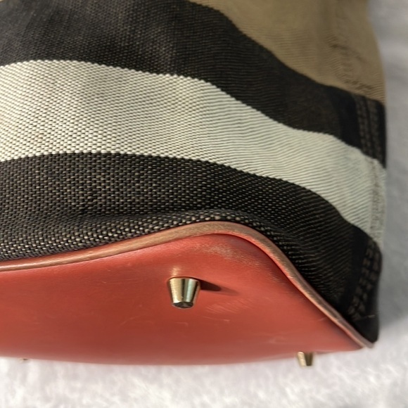 Authentic Burberry Ashby bucket bag - Picture 9 of 13